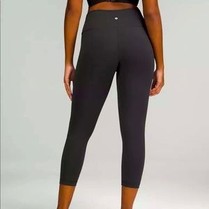 Lululemon wunder under 23” cropped legging.